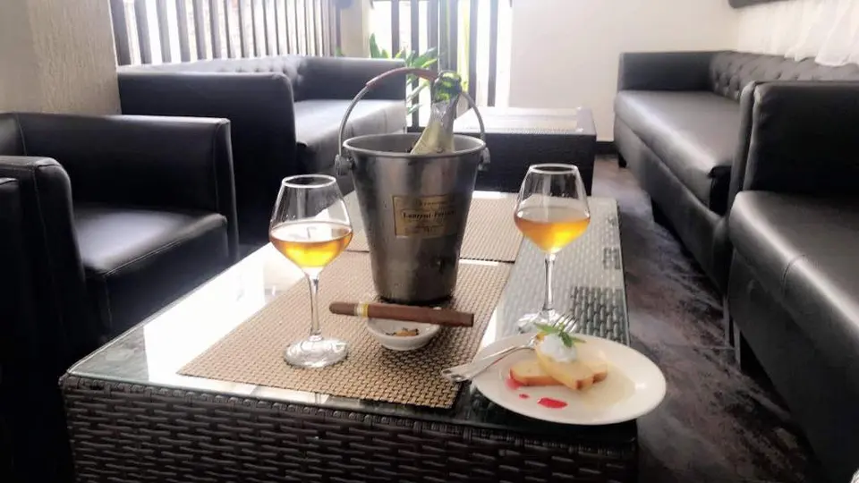 Lounge with wine service